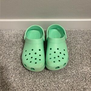 M7/W9 teal green Crocs. Worn a few times.